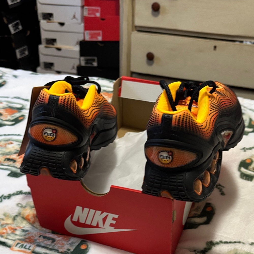 Nike mens Vibrant Orange and Black Sneakers - Picture 3 of 5